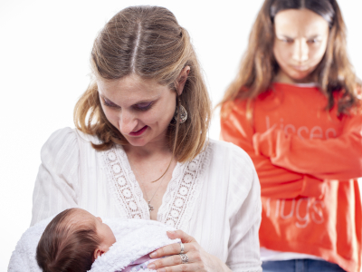 eifersüchtige schwester auf baby