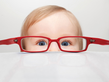 Kleinkind mit Brille