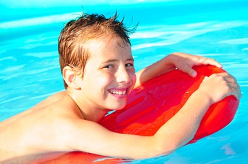 Wie lernt mein Kind schwimmen?