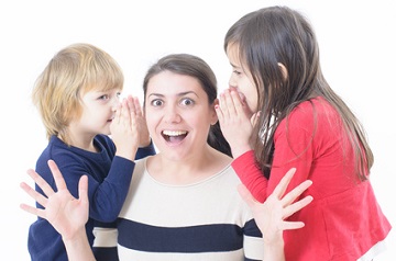 Kinder unterbrechen ständig die Mutter