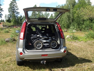 Kinderwagen, der wenig Platz im Auto braucht