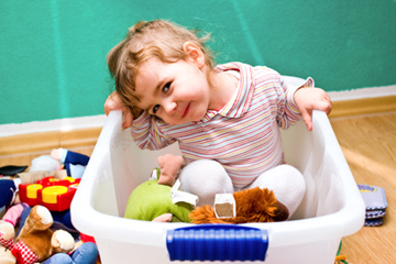 Kindern lernen ihr Spielzeug aufzuräumen