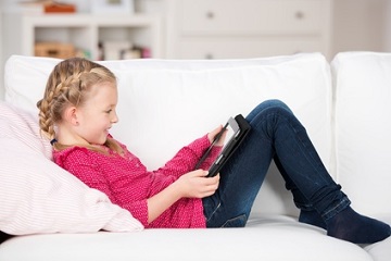 Schulkind mit Tablet
