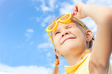Kinder richtig vor der Sonne schützen