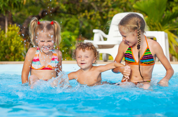 Kinderspiele im Wasser