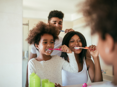kinder putzen mit eltern zähne