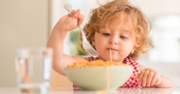Was essen Kinder Gerne? Kind ist Spaghetti