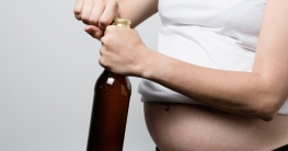 Frau trinkt Alkoholfreies Bier in der Schwangerschaft