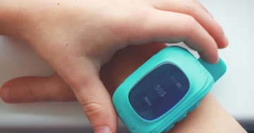 gps tracker beim kind am arm