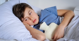 krankes kind im bett